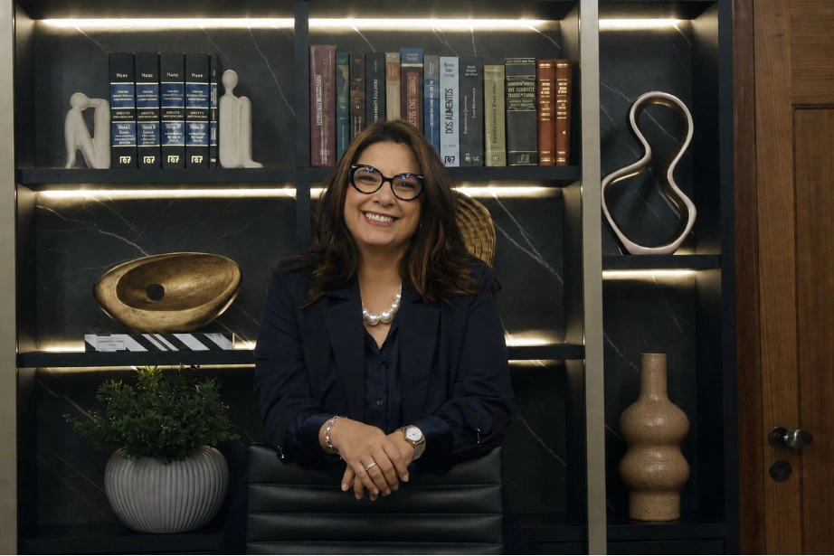 Rosa Bulcão em seu escritório de advocacia